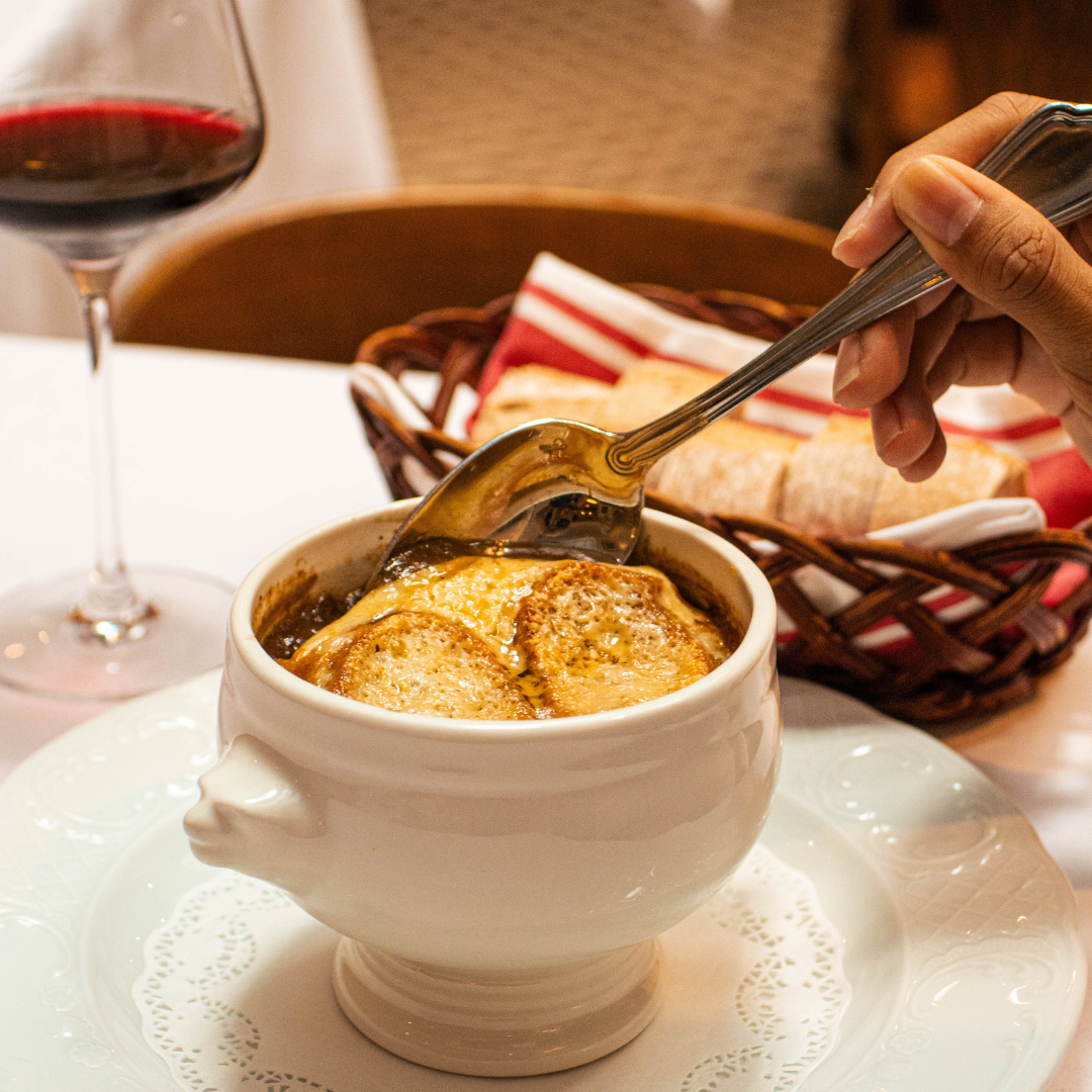 SOUPE À L’OIGNON, RECETTE DE GRAND-PÈRE HENRI - Grandpa Henri’s Traditional Onion Soup