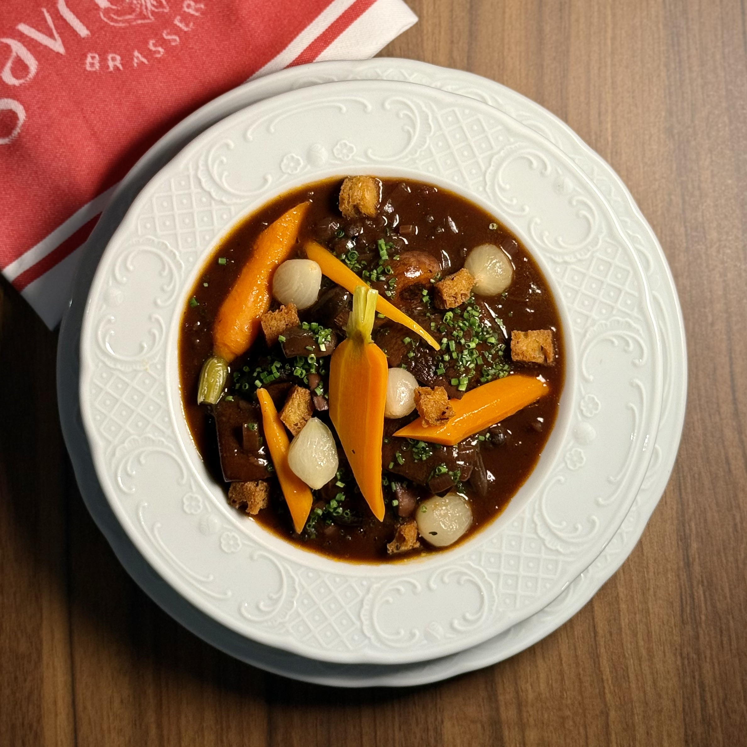 BOURGUIGNON DE CHAMPIGNONS, LENTILLES, CAROTTES, OIGNONS GRELOTS ET CROUTONS Mushroom Bourguignon with Lentils, Carrots, Pearl Onions and Croûtons
